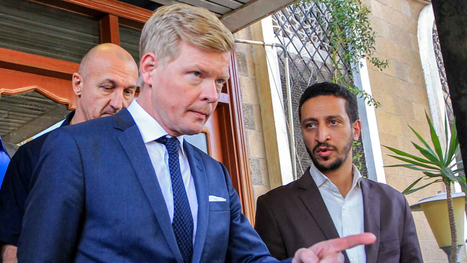 خبراء: زيارة غروندبرغ "طوق نجاة" للحوثيين ومحاولة لشراء الوقت