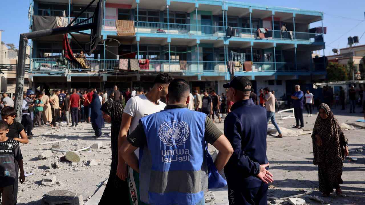 مقتل 6 من موظفي "الأونروا" بغارتين على مخيم النصيرات