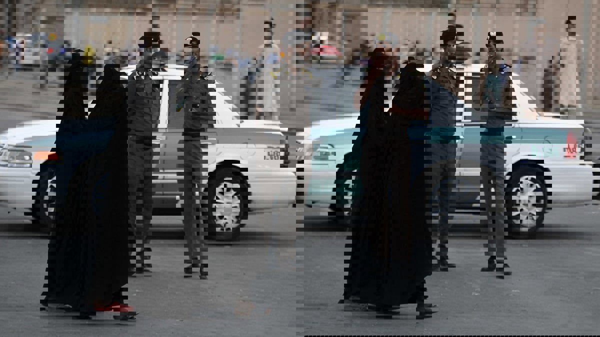 السعودية.. القبض على شخصين اعتديا على فتاة في مكان عام