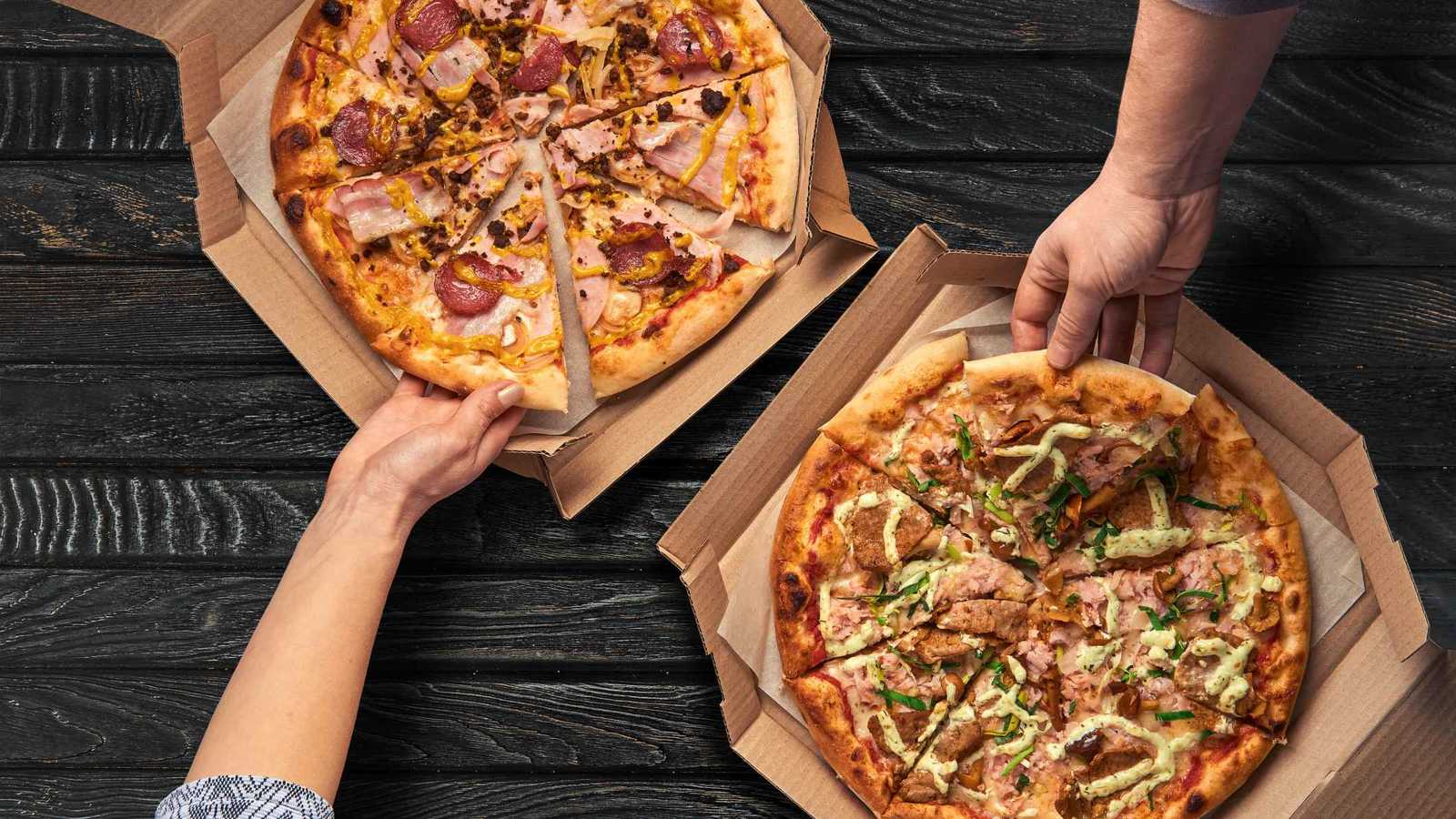 ثعبان سام داخل صندوق بيتزا يثير الذعر في أستراليا (فيديو)