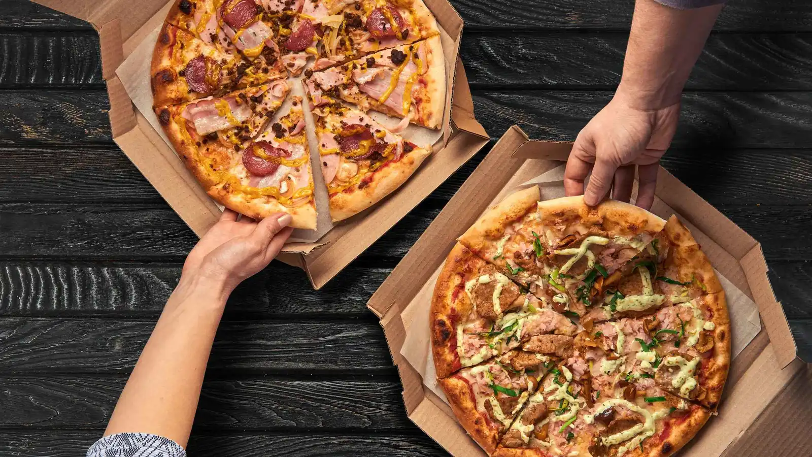 ثعبان سام داخل صندوق بيتزا يثير الذعر في أستراليا (فيديو)