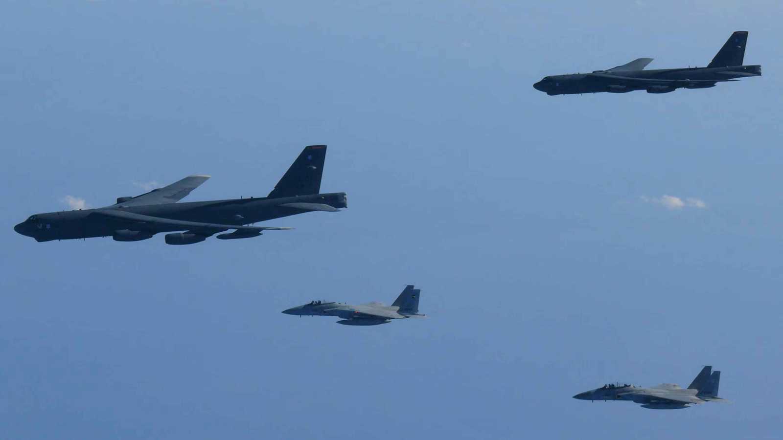 تحركات وإشارات غامضة.. هل اقتربت "ساعة الصفر" الأمريكية ضد إيران؟