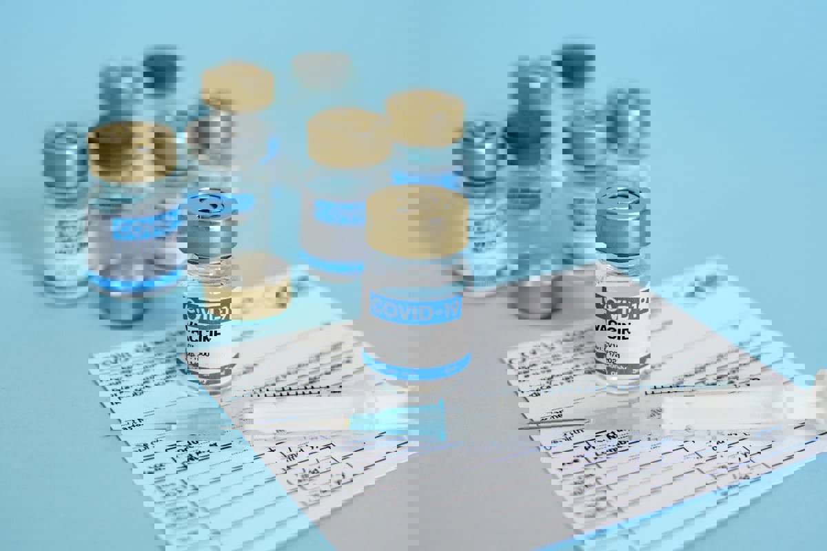 علماء يوضحون سبب مضاعفات لقاحات فيروس كورونا "الغربية"