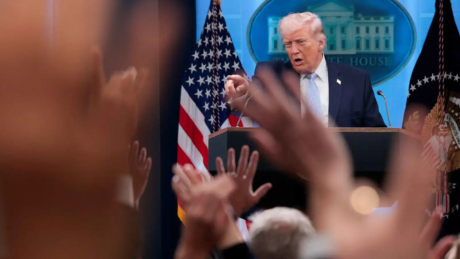 ترامب يكشف عن "خطة مزيفة" بشأن المفاوضات مع إيران