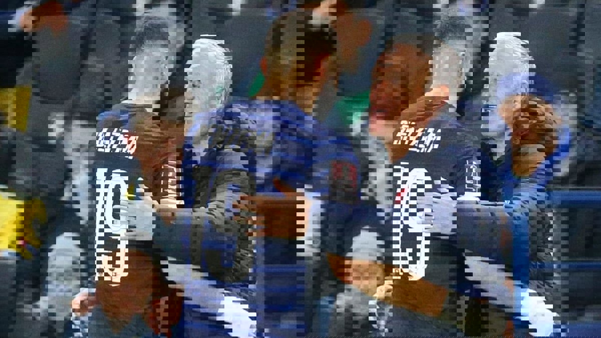 ديشامب: ألقيت موضوع استبعاد بنزيما من كأس العالم خلف ظهري