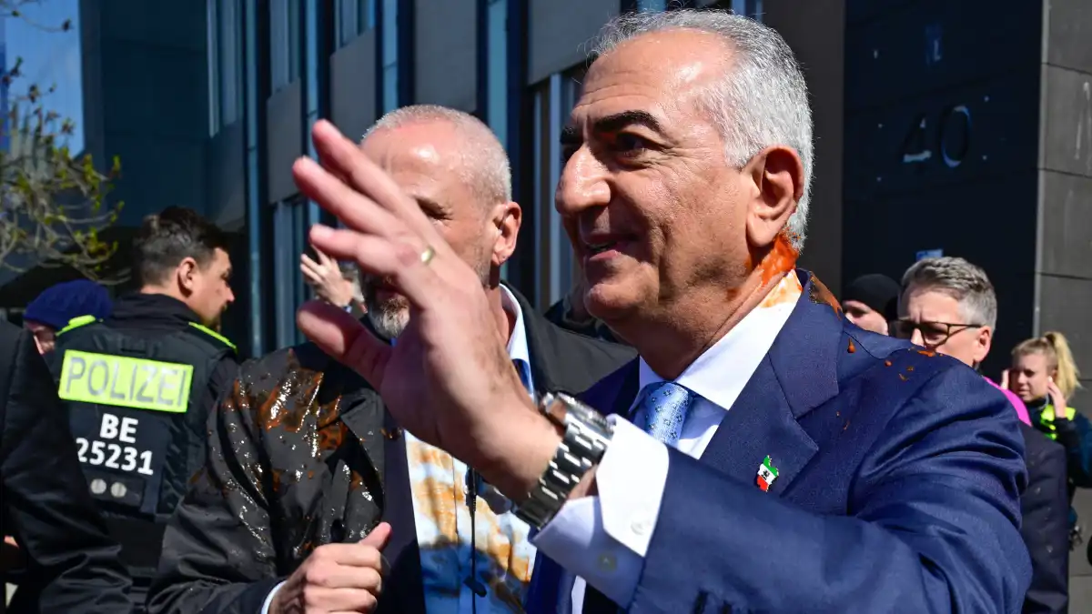 إلقاء رب الطماطم على رضا بهلوي 