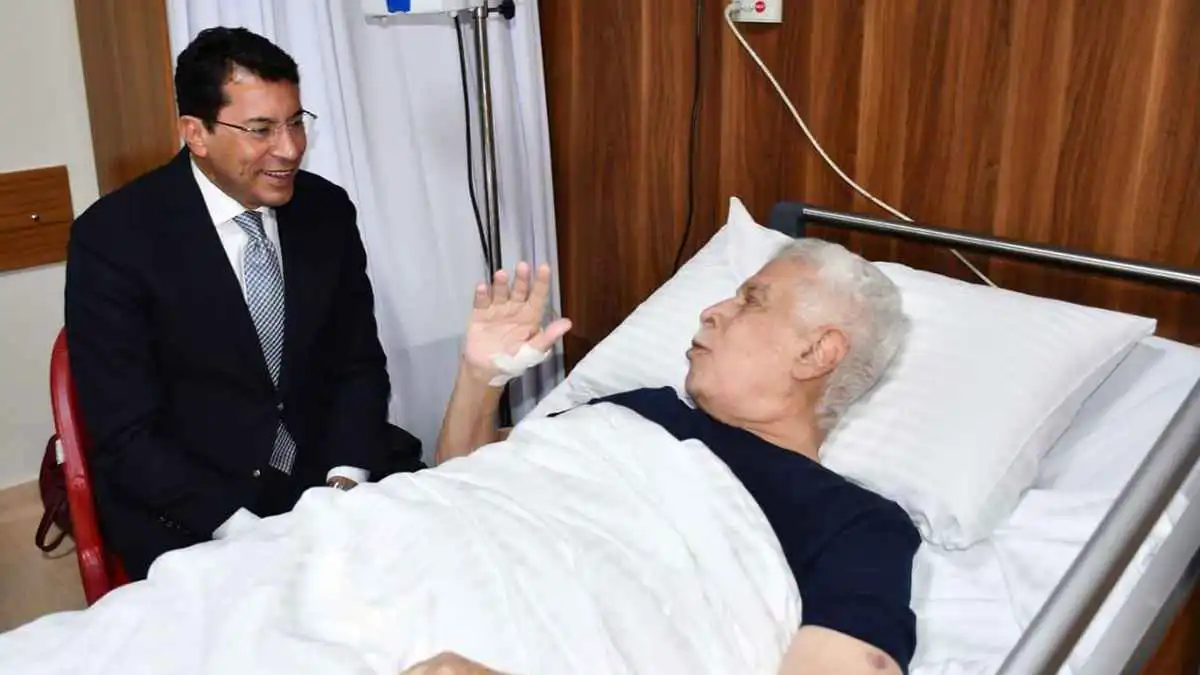 كريم حسن شحاتة ينفي وفاة والده