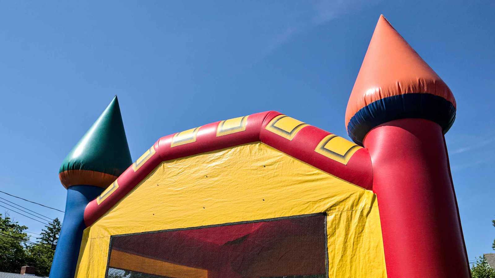 "لحظات رعب".. الرياح تقذف بيتاً مطاطياً وإصابة 5 أطفال