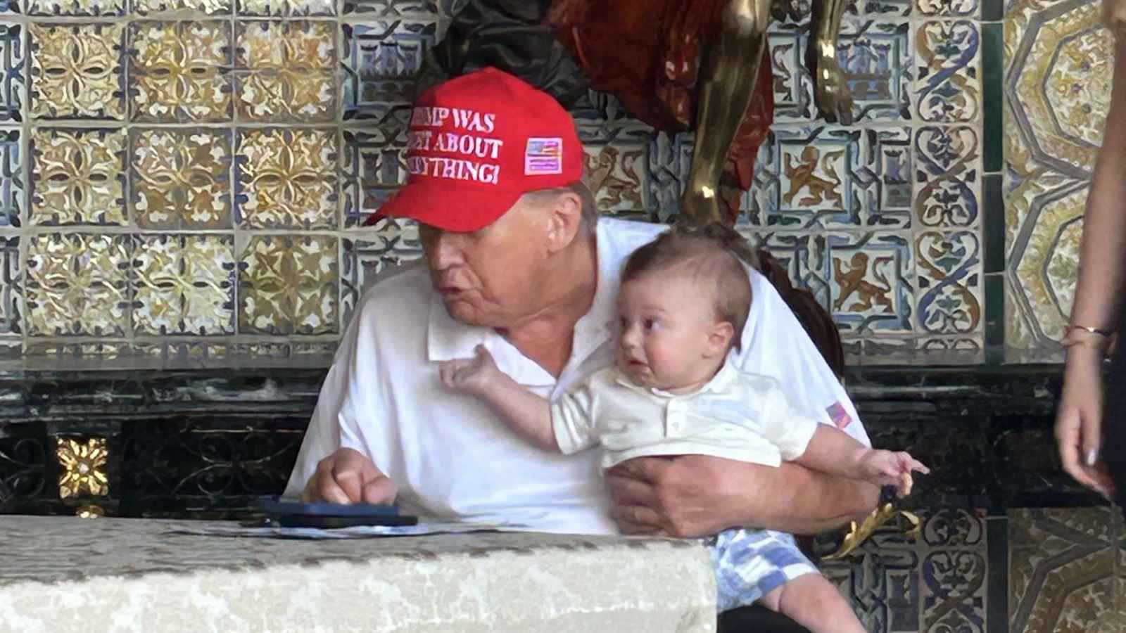 الحفيد اللبناني لترامب "ألكسندر" يخطف الأضواء في مشهد نادر (فيدرو إرم)