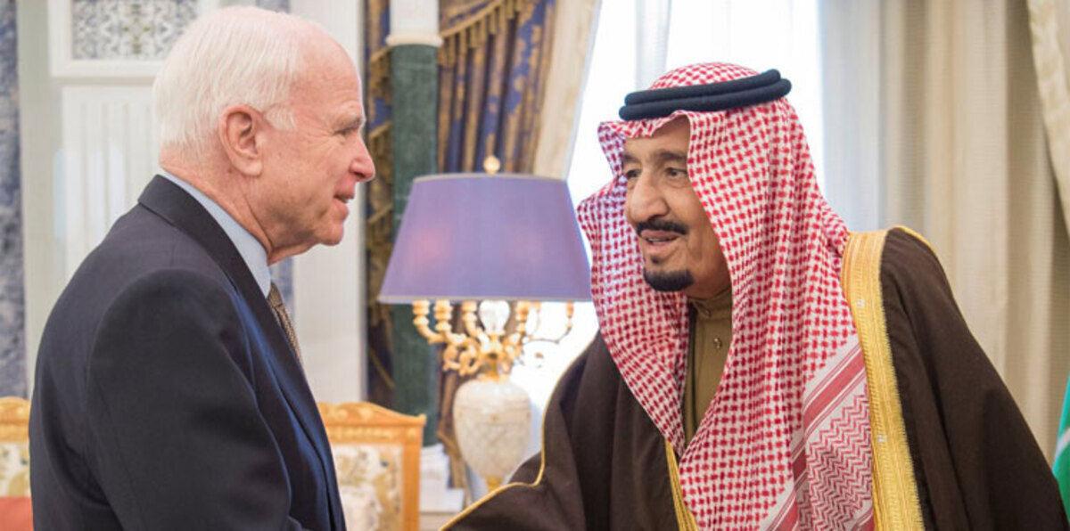 الملك سلمان يجري مباحثات مع السيناتور جون ماكين في الرياض