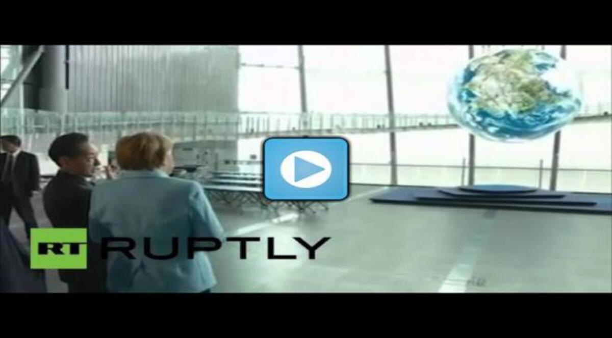 روبوت يرحب بالمستشارة الألمانية أنجيلا ميركل