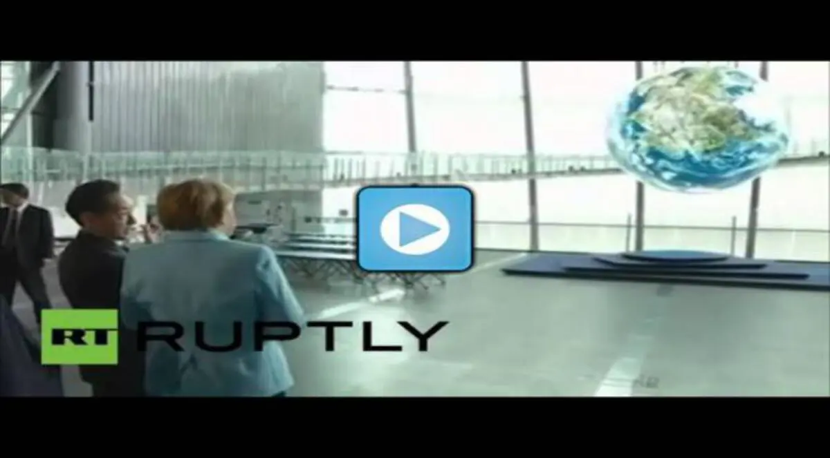 روبوت يرحب بالمستشارة الألمانية أنجيلا ميركل