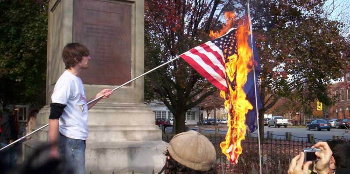 البيت الأبيض: حرق العلم الأمريكي حرية رأي يكفلها الدستور