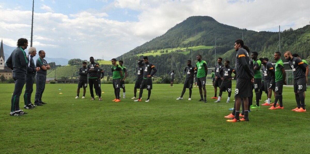 لاعبو السعودية يتحدون الأمير