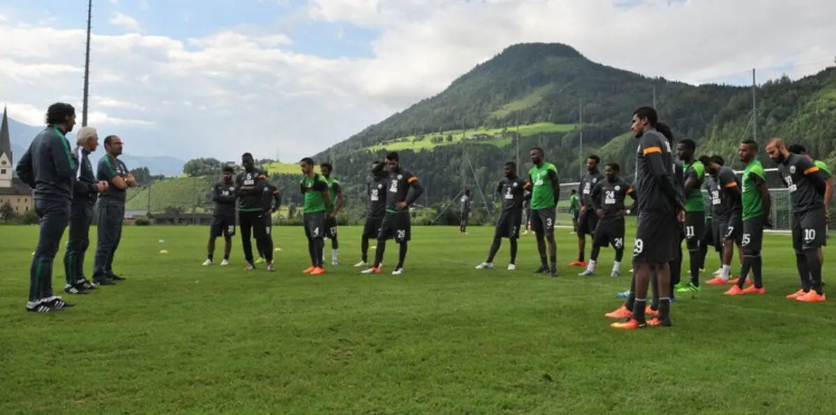 لاعبو السعودية يتحدون الأمير