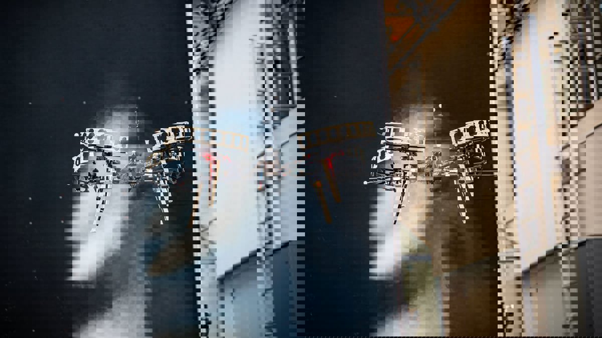 طائرة "درون" تنفذ رحلات جوية في ظل العواصف المفاجئة بنجاح