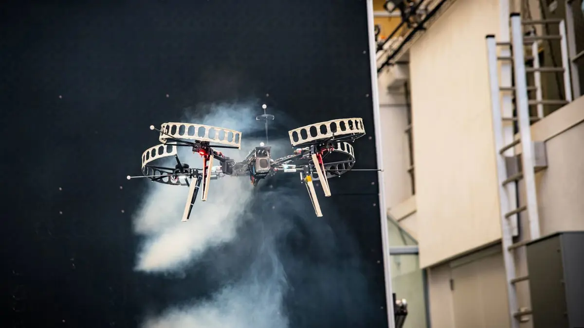 طائرة "درون" تنفذ رحلات جوية في ظل العواصف المفاجئة بنجاح