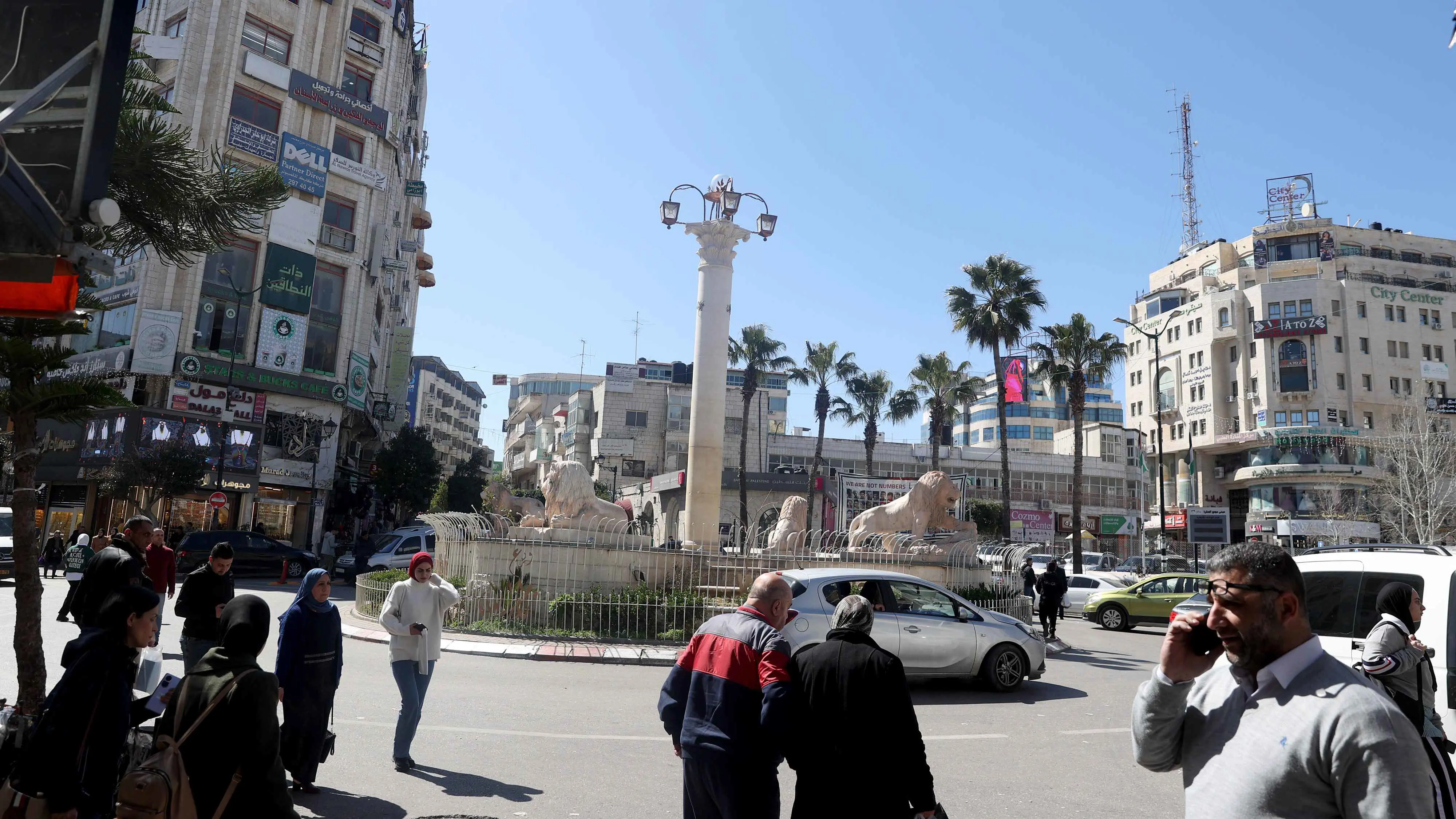 شاب يضرم النار في جسده وسط رام الله بالضفة الغربية (فيديو)