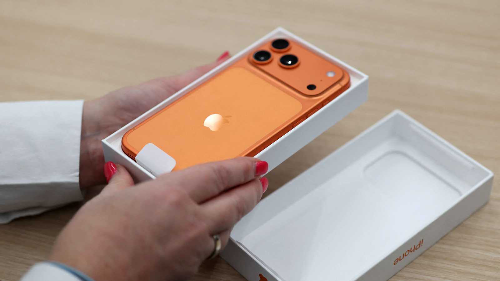 "آيفون 17" يصدم المشترين بمشكلة غير متوقعة (فيديو)