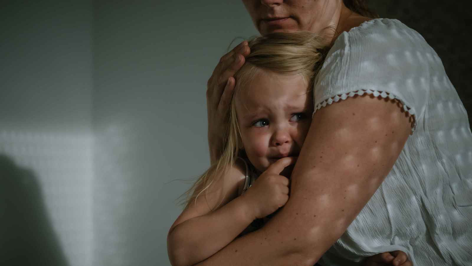 كيف تساعد طفلك على عدم الشعور بالقلق من الغرباء؟