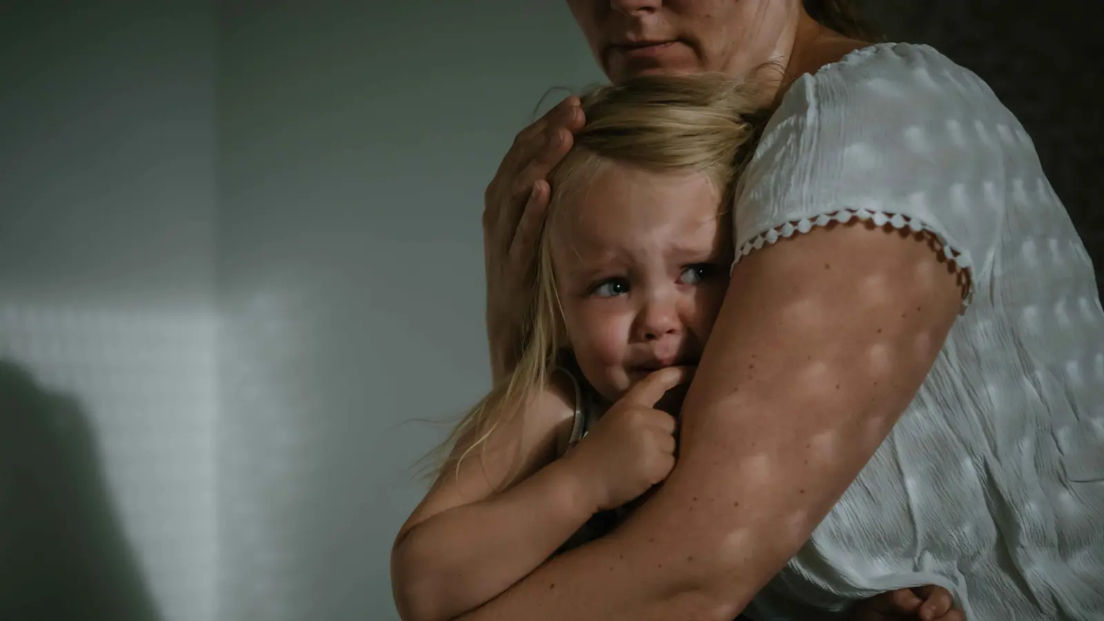 كيف تساعد طفلك على عدم الشعور بالقلق من الغرباء؟