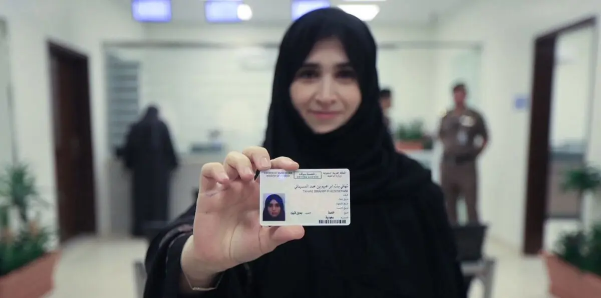 بالفيديو.. تسليم أول رخصة قيادة نسائية بالقصيم السعودية