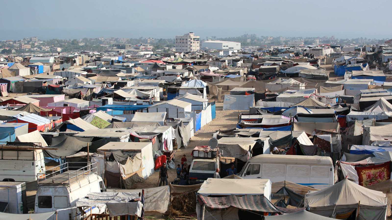 الجيش الإسرائيلي يطوق خان يونس ويلغي "المناطق الإنسانية" في غزة