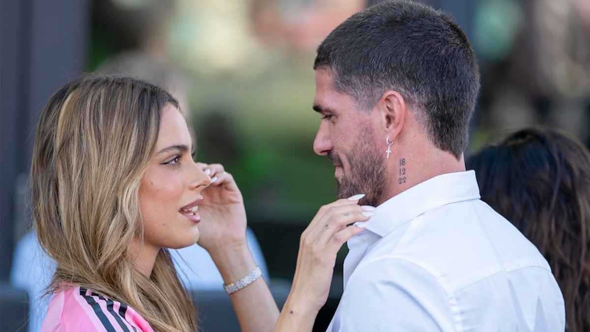 خطفت الأضواء بقميص إنتر ميامي.. من هي صديقة دي باول؟ (فيديو)