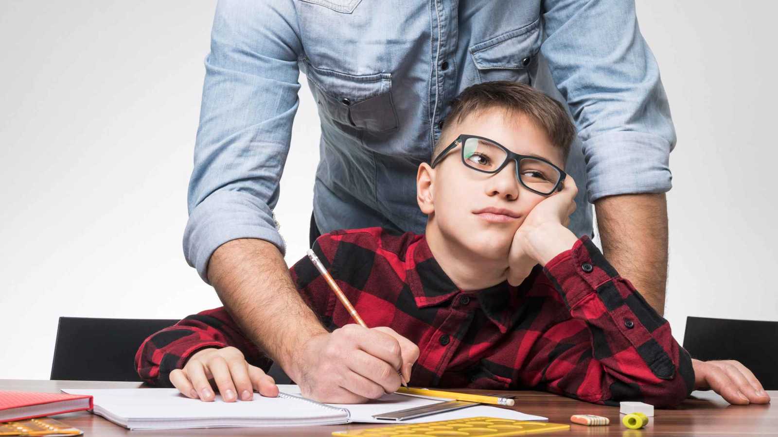 دليل الأهل.. كيفية تحويل الواجبات المدرسية من "معركة" إلى تعاون منزلي