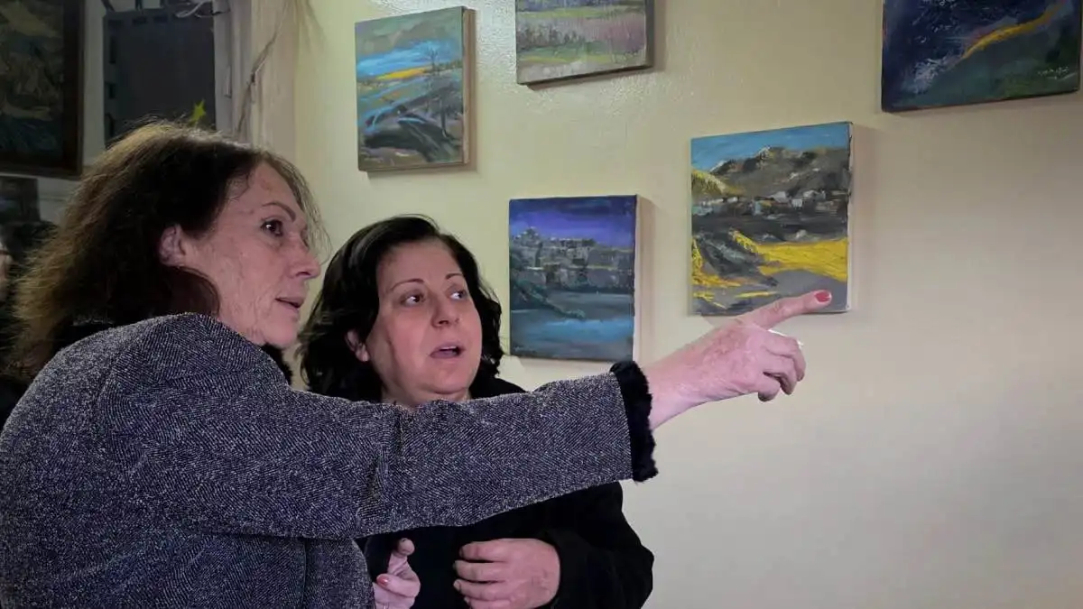 معرض فريد للرسم والموسيقى ينفض الغبار عن منزل سوري مهجور (فيديو)