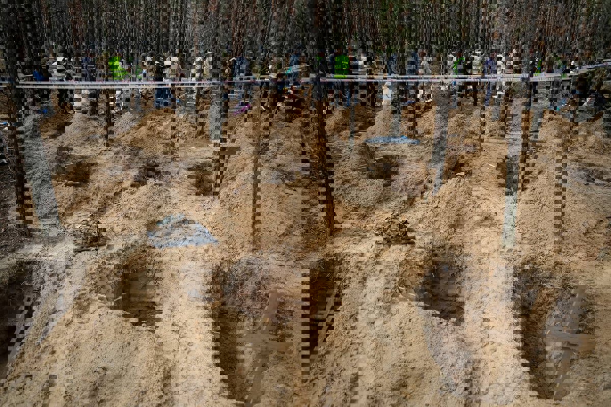 دفن حيًا.. إنقاذ حياة رجل ظل في القبر 4 أيام (فيديو)