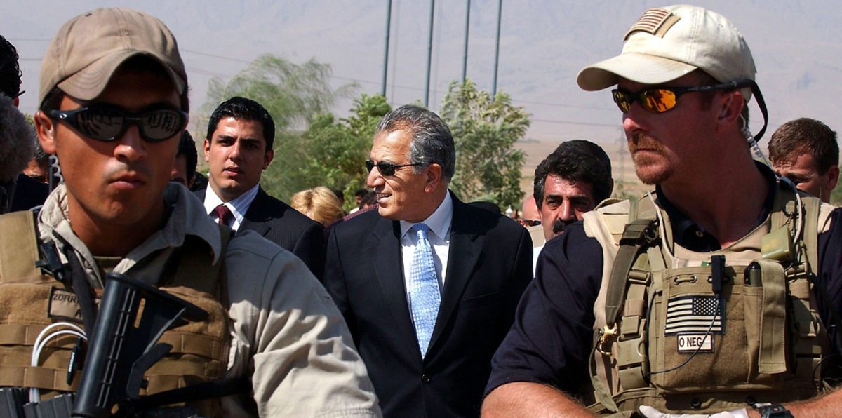 توقعات باختيار زلماي خليل زاد مبعوثًا خاصًا لبومبيو إلى أفغانستان