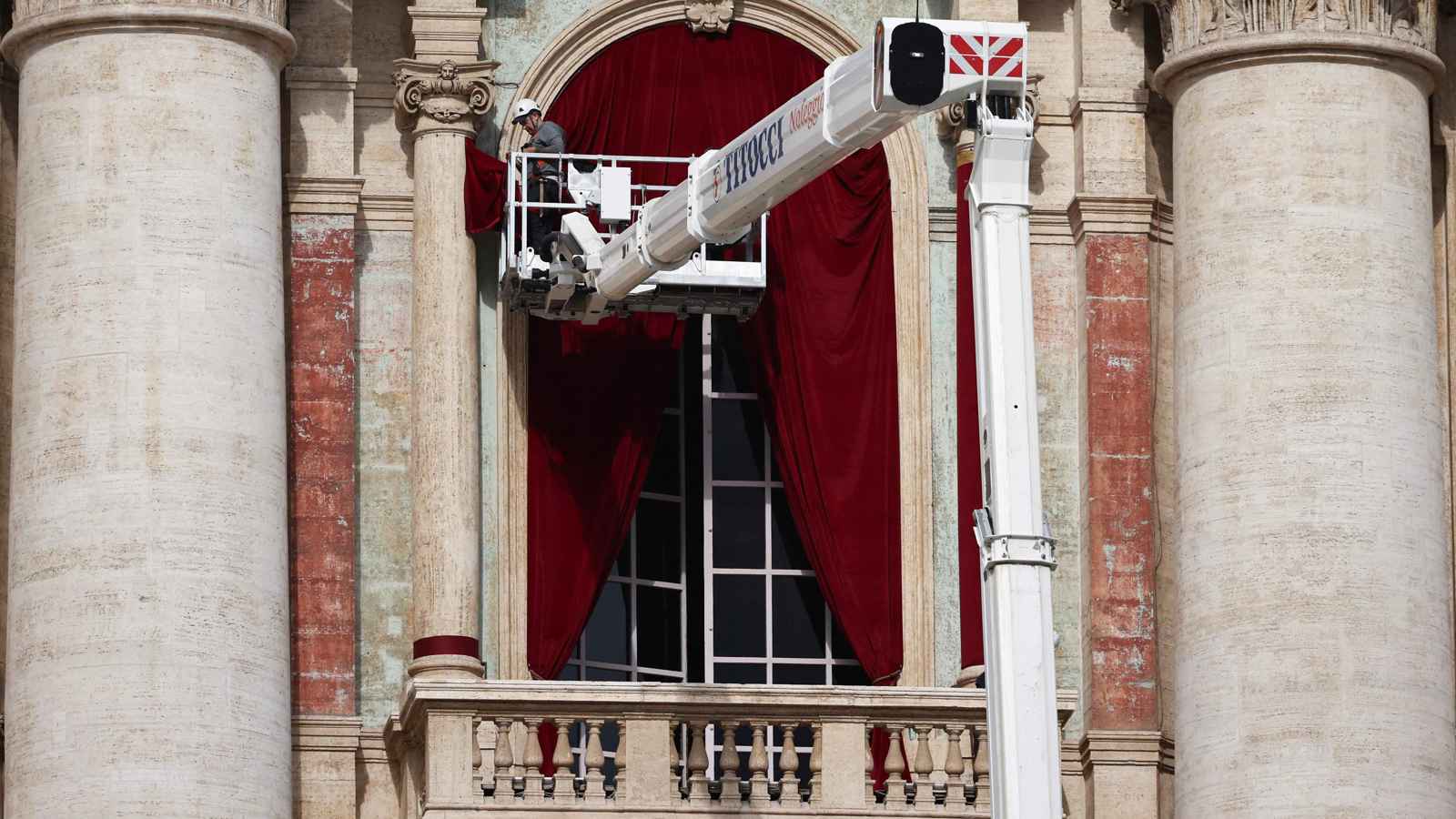 تركيب "الستائر الحمراء".. بدء العد التنازلي لإعلان البابا الجديد (فيديو)