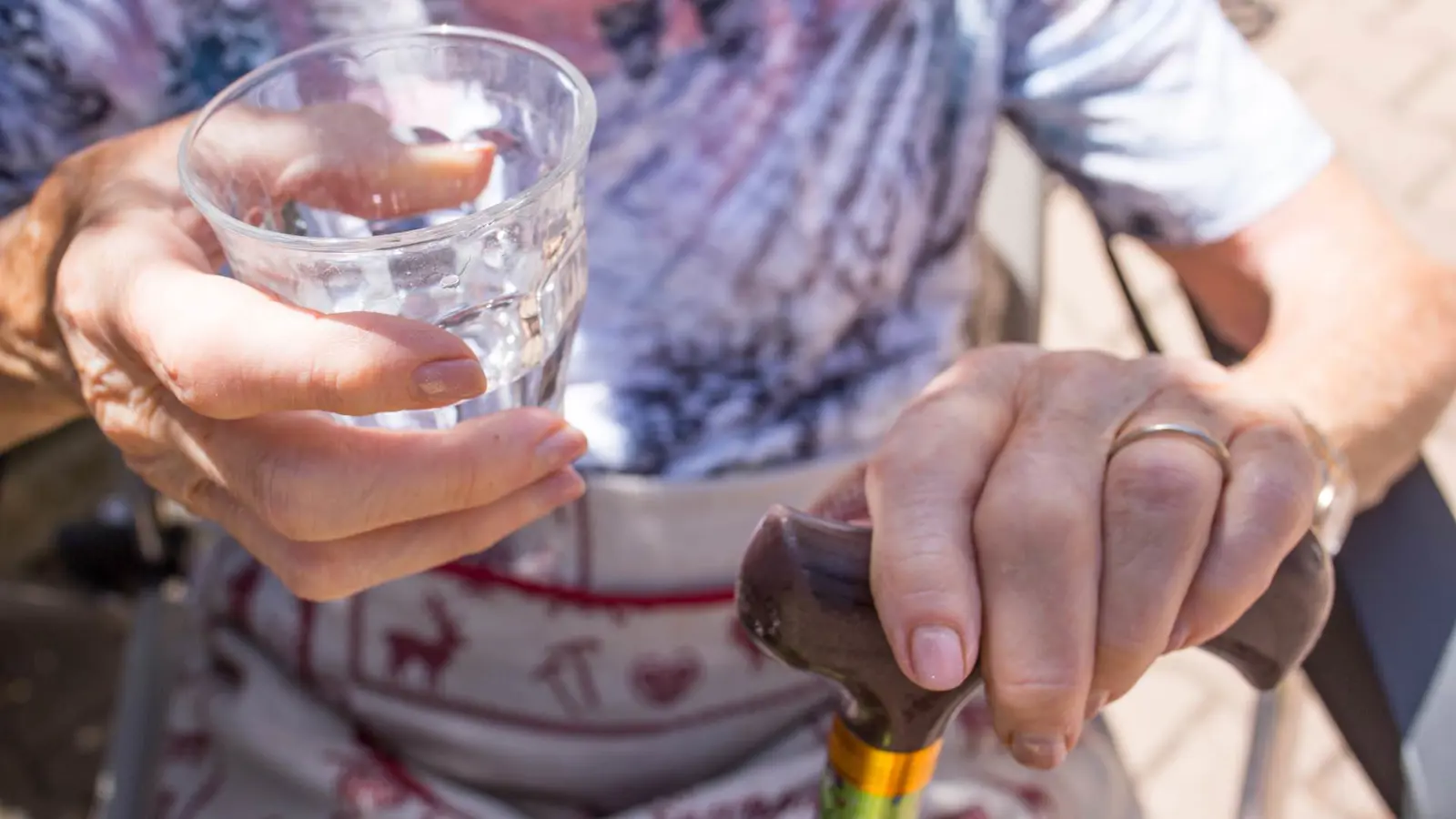 لماذا يزداد خطر الجفاف مع التقدم في العمر؟