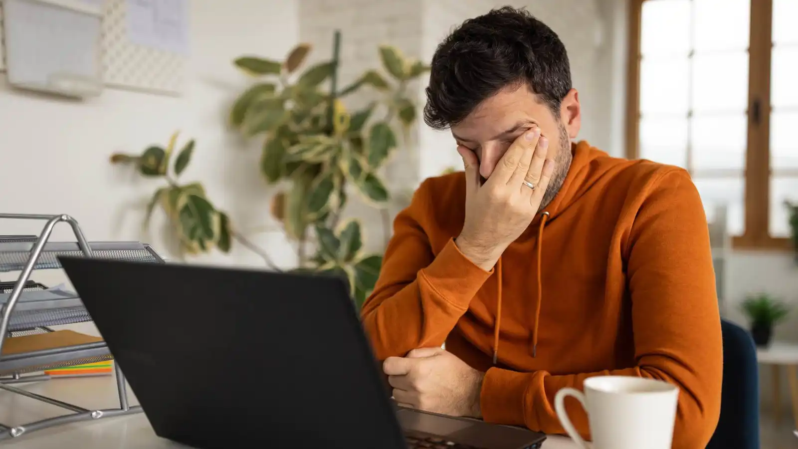 سرّ انخفاض الطاقة بعد الظهر.. هل القهوة هي السبب؟