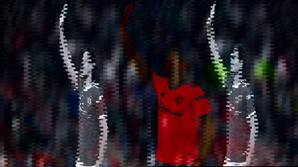 مشجعة صغيرة تبكي وتترجى كافاني بعدم الرحيل عن مانشستر يونايتد (فيديو)