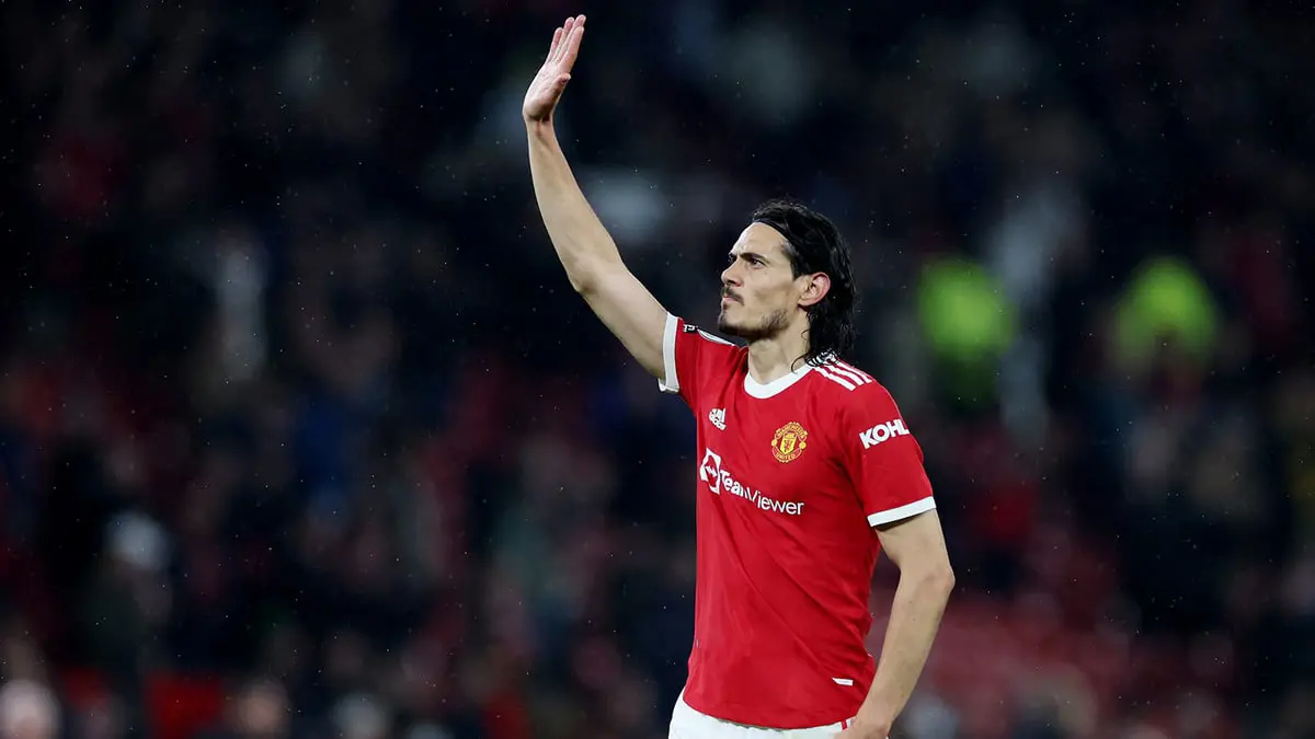 مشجعة صغيرة تبكي وتترجى كافاني بعدم الرحيل عن مانشستر يونايتد (فيديو)