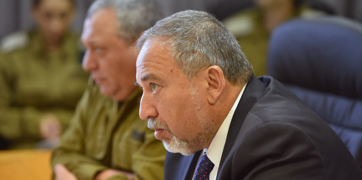 ليبرمان: قرار عباس بتجميد الاتصالات لا يعنينا والتنسيق حاجة فلسطينية