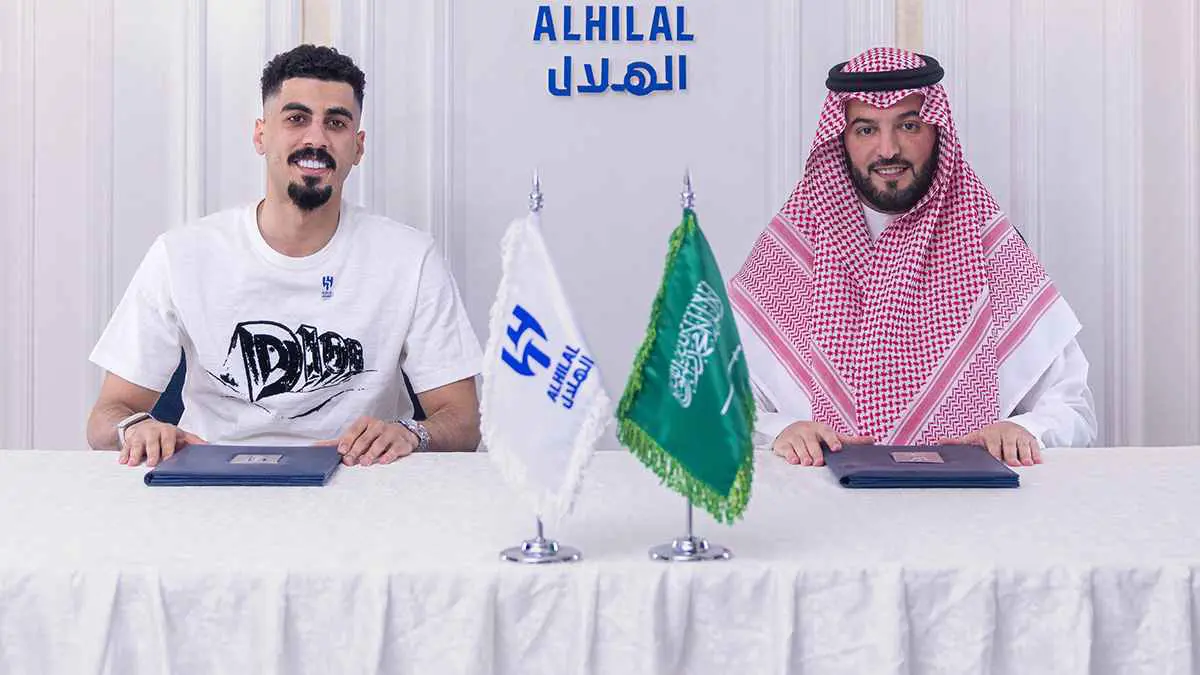 رد مثير من نجم الهلال حول تواجده مع الفريق في أمريكا (فيديو)