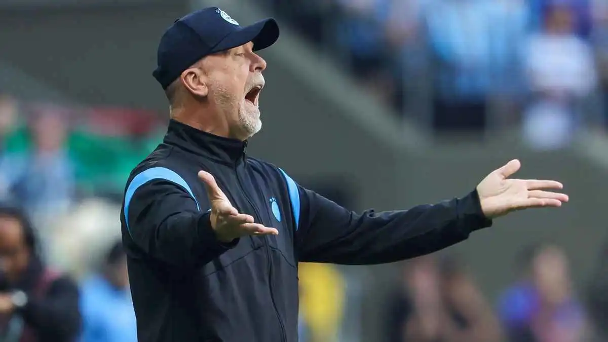 انفعال كبير من مدرب غريميو على مساعده بعد إجراء تبديل خاطئ (فيديو)