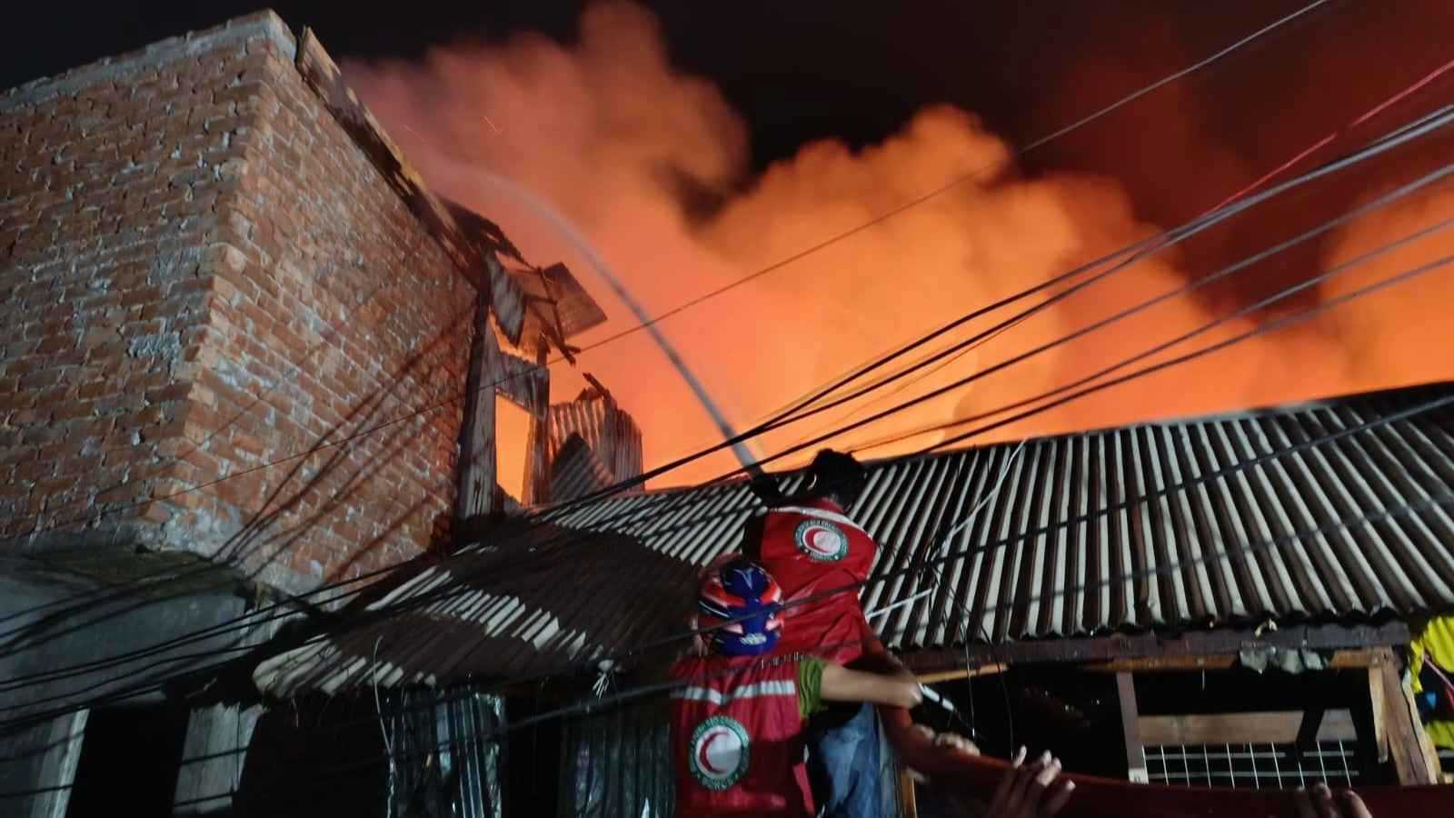 حريق يلتهم 1500 كوخ في بنغلاديش (فيديو)