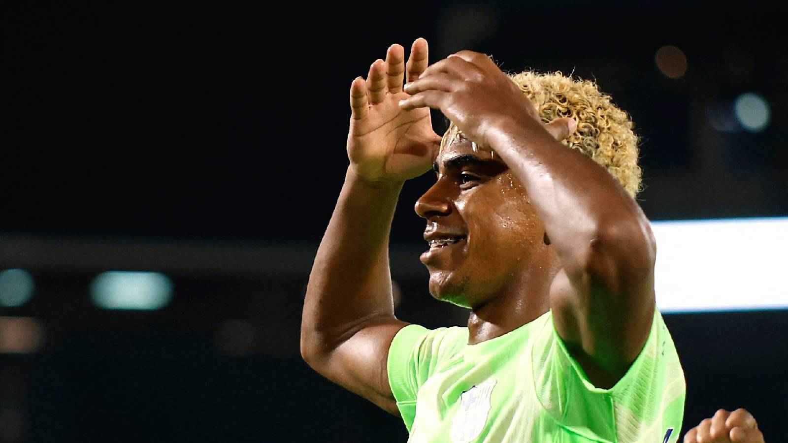 لماذا يحتفل لامين يامال بوضع "تاج" على رأسه؟