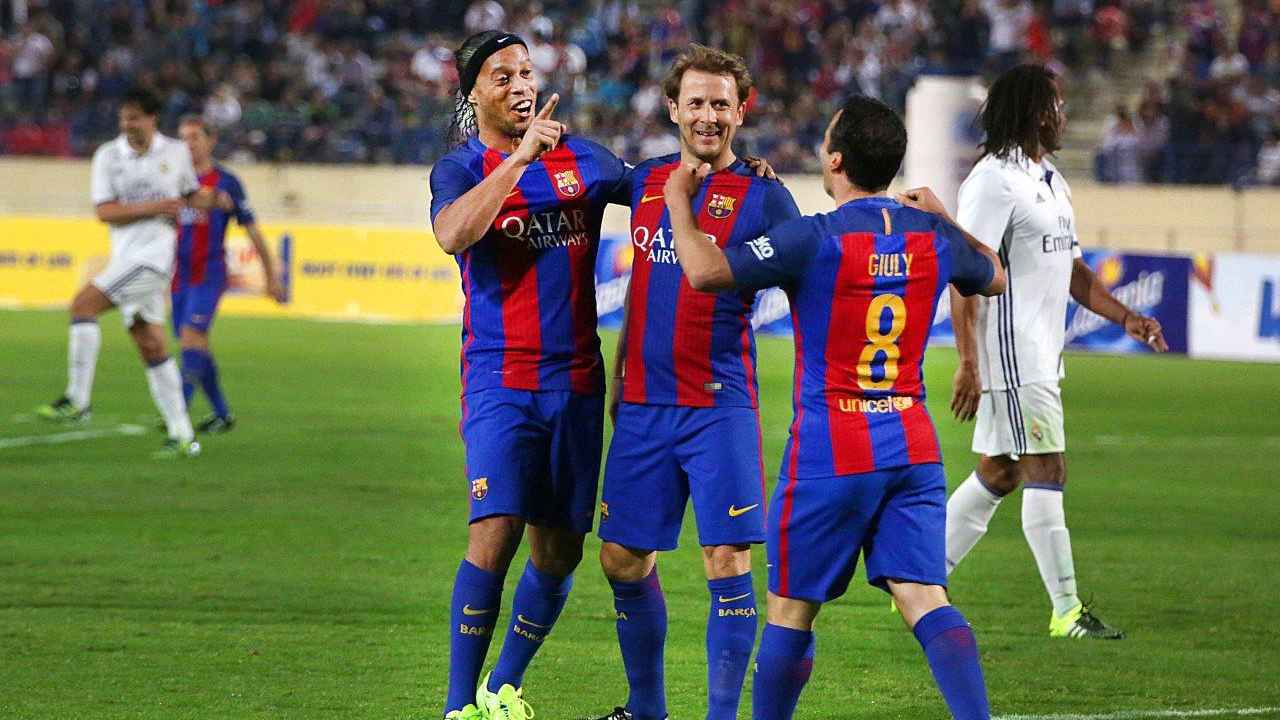 رونالدينيو يسجل هدفا خياليا في مباراة أساطير برشلونة وريال مدريد (فيديو)