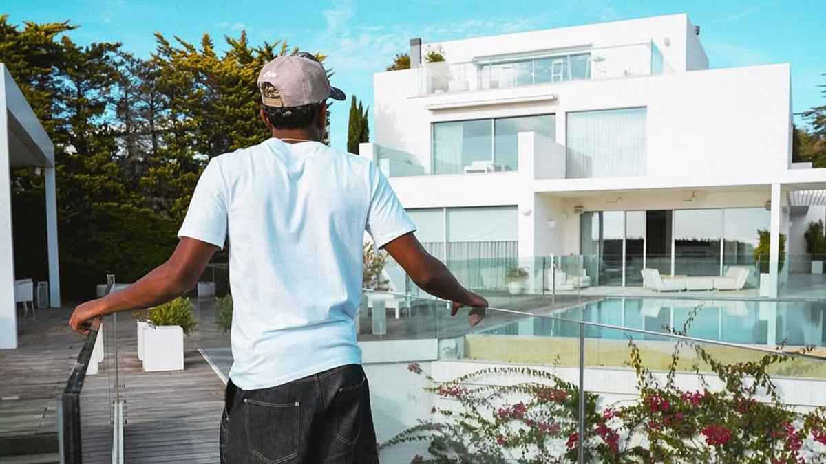 فخامة هائلة.. أول ظهور للامين يامال في قصر شاكيرا وبيكيه (صور)