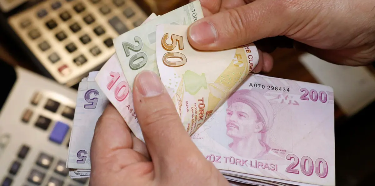 هل تفرض تركيا قيودًا على خروج رأس المال لوقف انهيار عملتها؟