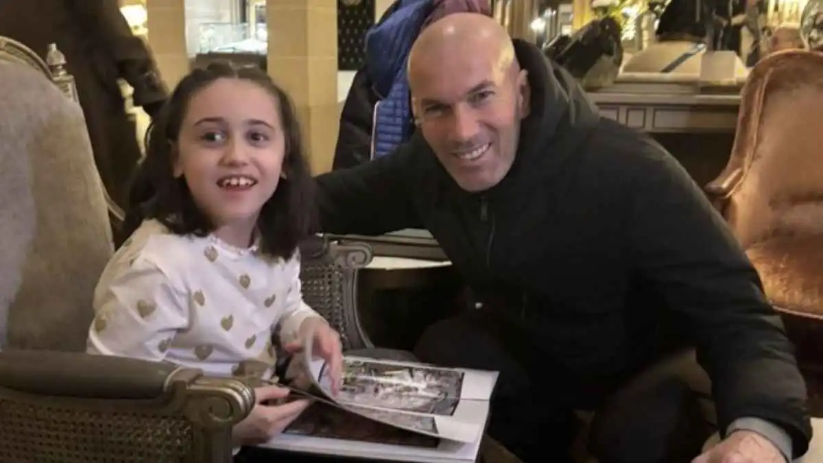 زيدان يجمع التبرعات من أجل إنقاذ طفلة فرنسية مصابة بمرض نادر (فيديو)
