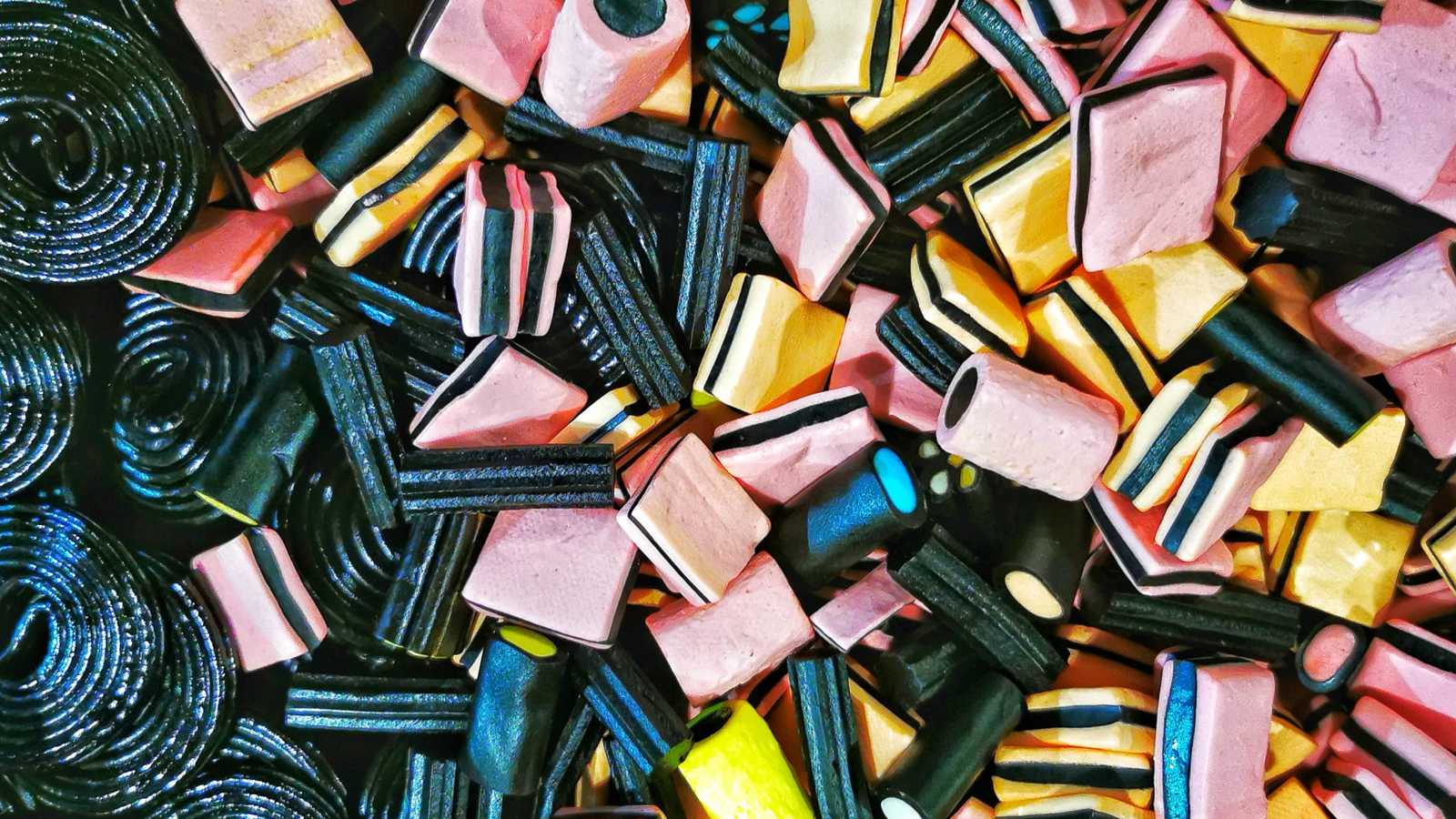 تحذير طبي.. تفاعل خطير بين الحلويات وأدوية القلب