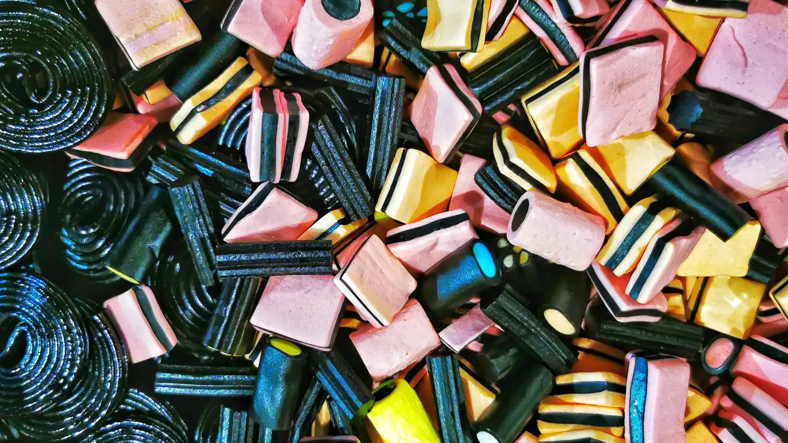 تحذير طبي.. تفاعل خطير بين الحلويات وأدوية القلب