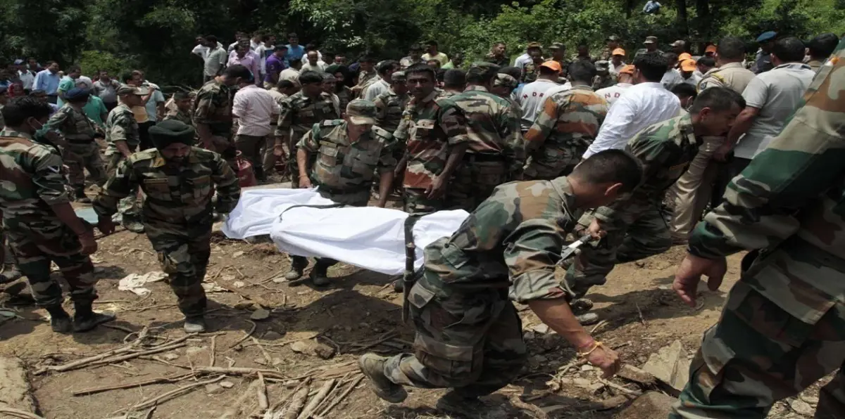 مقتل 20 شخصًا بانهيار أرضي في ماليزيا