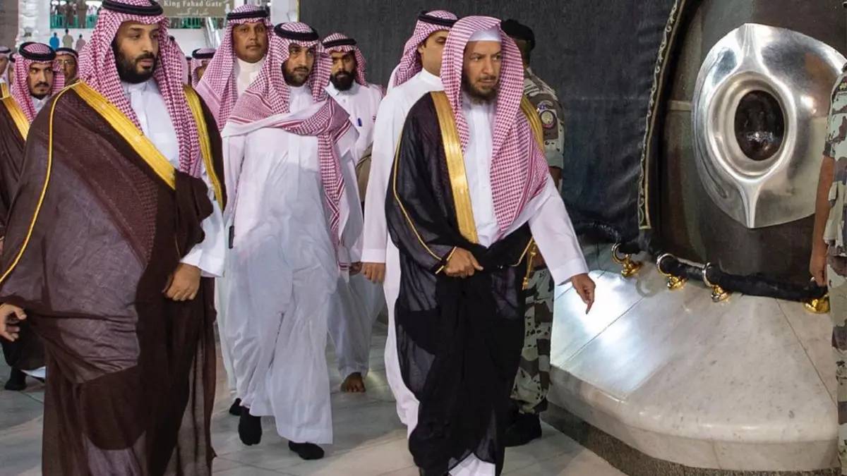 الأمير محمد بن سلمان  بالحرم المكي ويتفقد سطح الكعبة المشرفة 